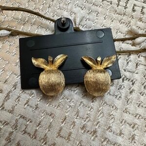 Sarah Coventry Gold Tone‎ Apple Fruit Ladies Clip On Earrings Vintage